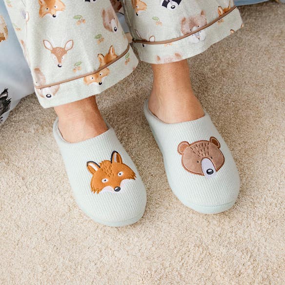 https://s3-ap-southeast-2.amazonaws.com/fusionfactory.commerceconnect.bbnt.production/pim_media/000/190/155/M_F_W25_Studio_LS_Flannelette_Shot_61_Lindale_Slippers_174_SI.jpg?1740699340