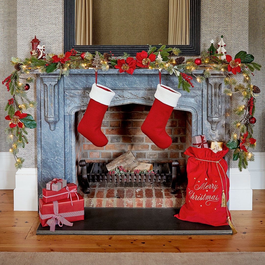 https://s3-ap-southeast-2.amazonaws.com/fusionfactory.commerceconnect.bbnt.production/pim_media/000/172/218/M_F_Xmas_S24_LS_Location_Merry_Knitted_Stocking_Velvet_Santa_Sack_Red_Gifting_Poinsettia_Bauble_Pinecone_Mixed_Garland_SI.jpg?1728524072
