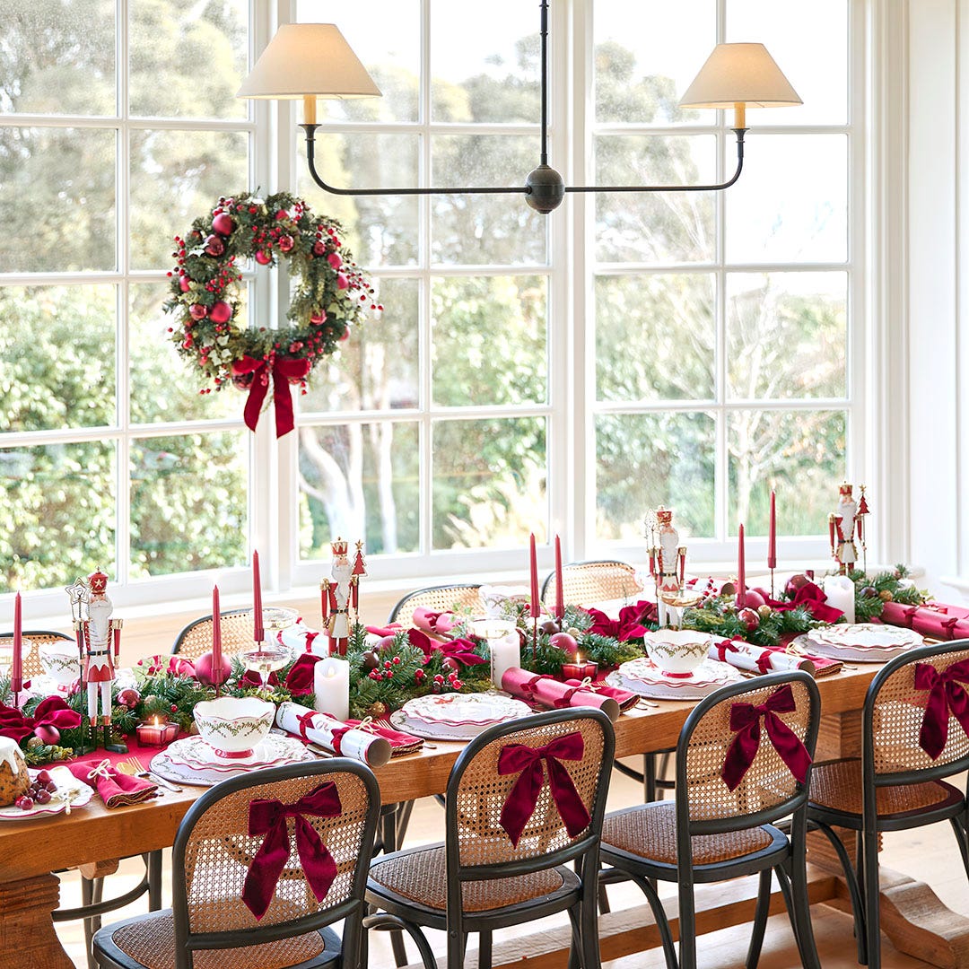 https://s3-ap-southeast-2.amazonaws.com/fusionfactory.commerceconnect.bbnt.production/pim_media/000/199/881/M_F_Xmas_S25_LS_Location_Dining_Merry_festive_Garland_Hero_1_SI.jpg?1755586829