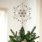 https://s3-ap-southeast-2.amazonaws.com/fusionfactory.commerceconnect.bbnt.production/pim_media/000/198/301/M_F_Xmas_S25_LS_Location_Opulence_Tree_Detail_Diamond_Snowflake_Topper_SI.jpg?1753419721