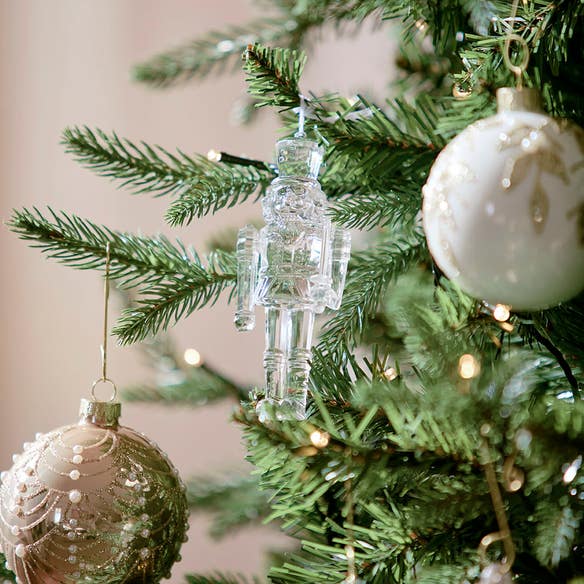https://s3-ap-southeast-2.amazonaws.com/fusionfactory.commerceconnect.bbnt.production/pim_media/000/198/308/M_F_Xmas_S25_LS_Location_Opulence_Tree_Details_Clear_Nutcracker_SI.jpg?1753420599
