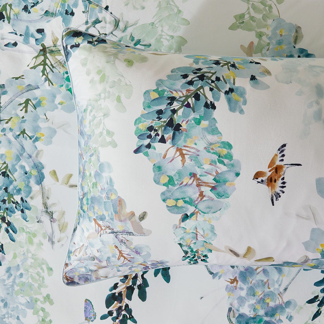 https://s3-ap-southeast-2.amazonaws.com/fusionfactory.commerceconnect.bbnt.production/pim_media/000/164/773/Sanderson_W24_Bedlinen_Wisteria_Falls_BOP_QQC_Detail-2_SI.jpg?1718863381